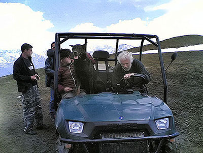 Pin-Pon en tournage avec Jean-Luc Bideau Chien Beauceron en tournage cinéma avec Jean-Luc Bideau