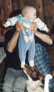 Comprendre et gerer les comportements du chien au quotidien Le chien mordille les pieds de l'enfant